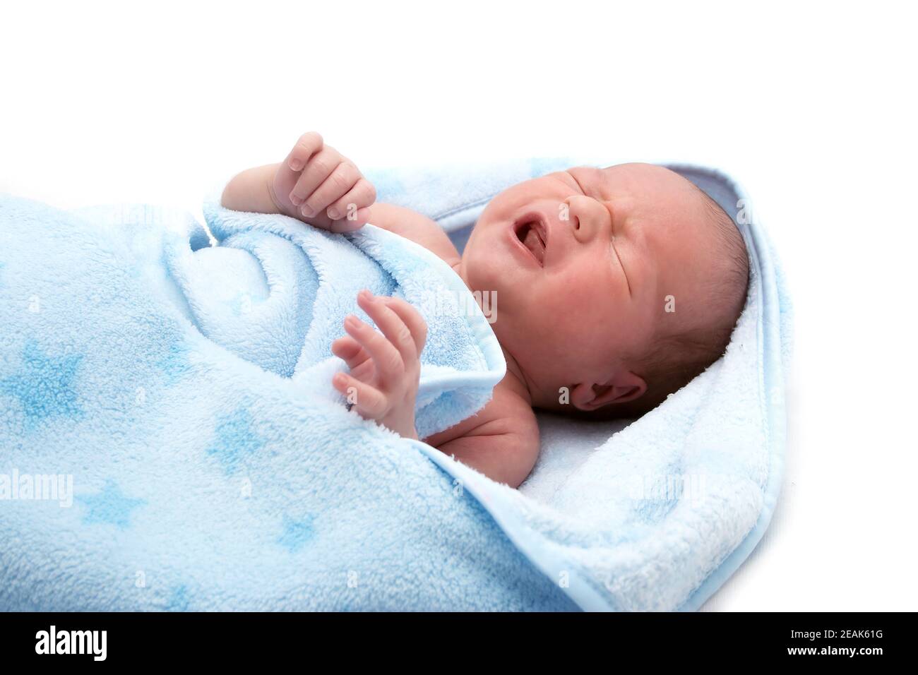 Una settimana di età Gridando bambino in coperta su sfondo bianco Foto Stock