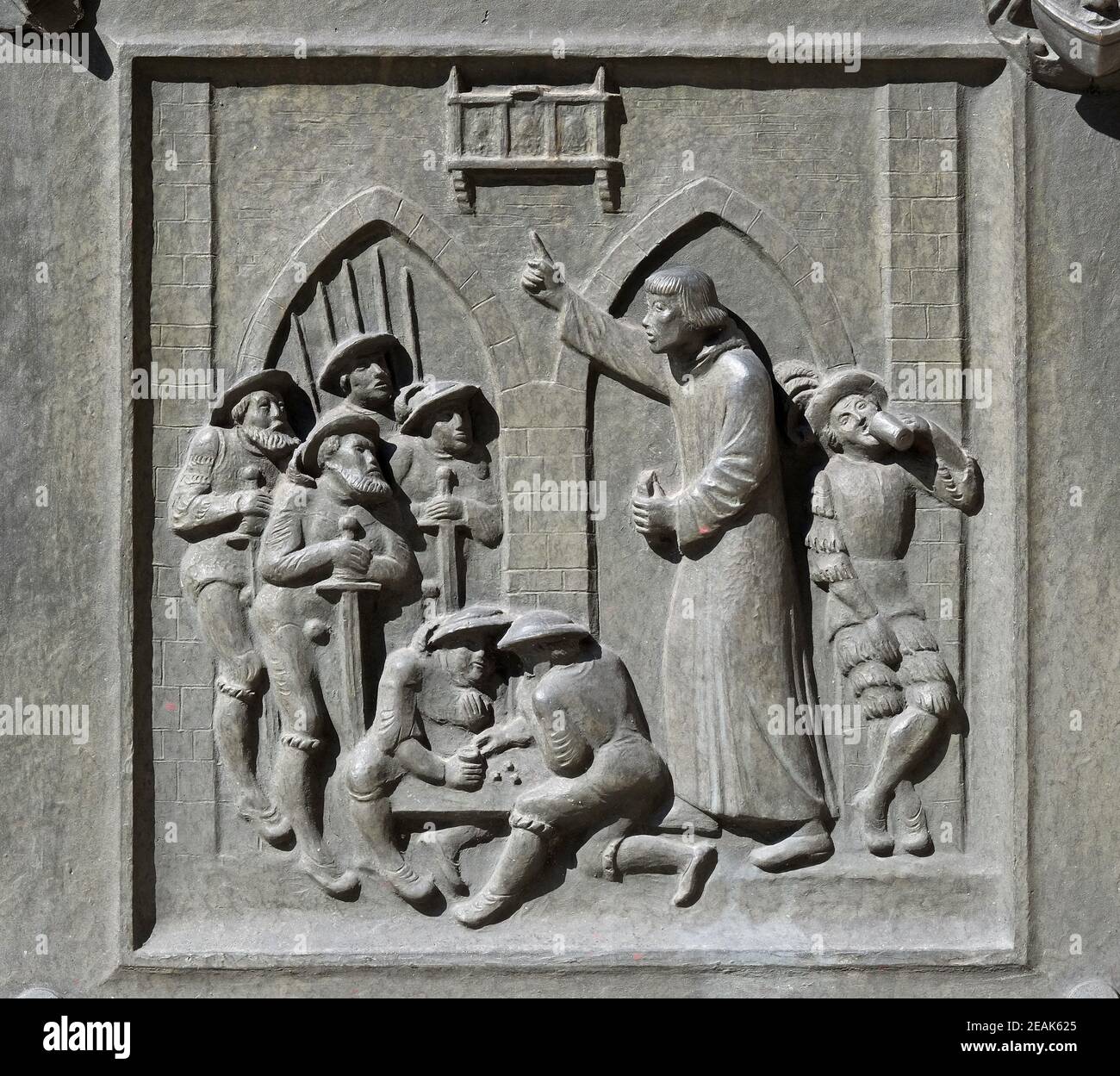 Zwingli predica per i mercenari svizzeri a Monza prima della battaglia di Maringnano, 1515., sollievo sulla porta della chiesa di Grossmunster a Zurigo, Svizzera Foto Stock