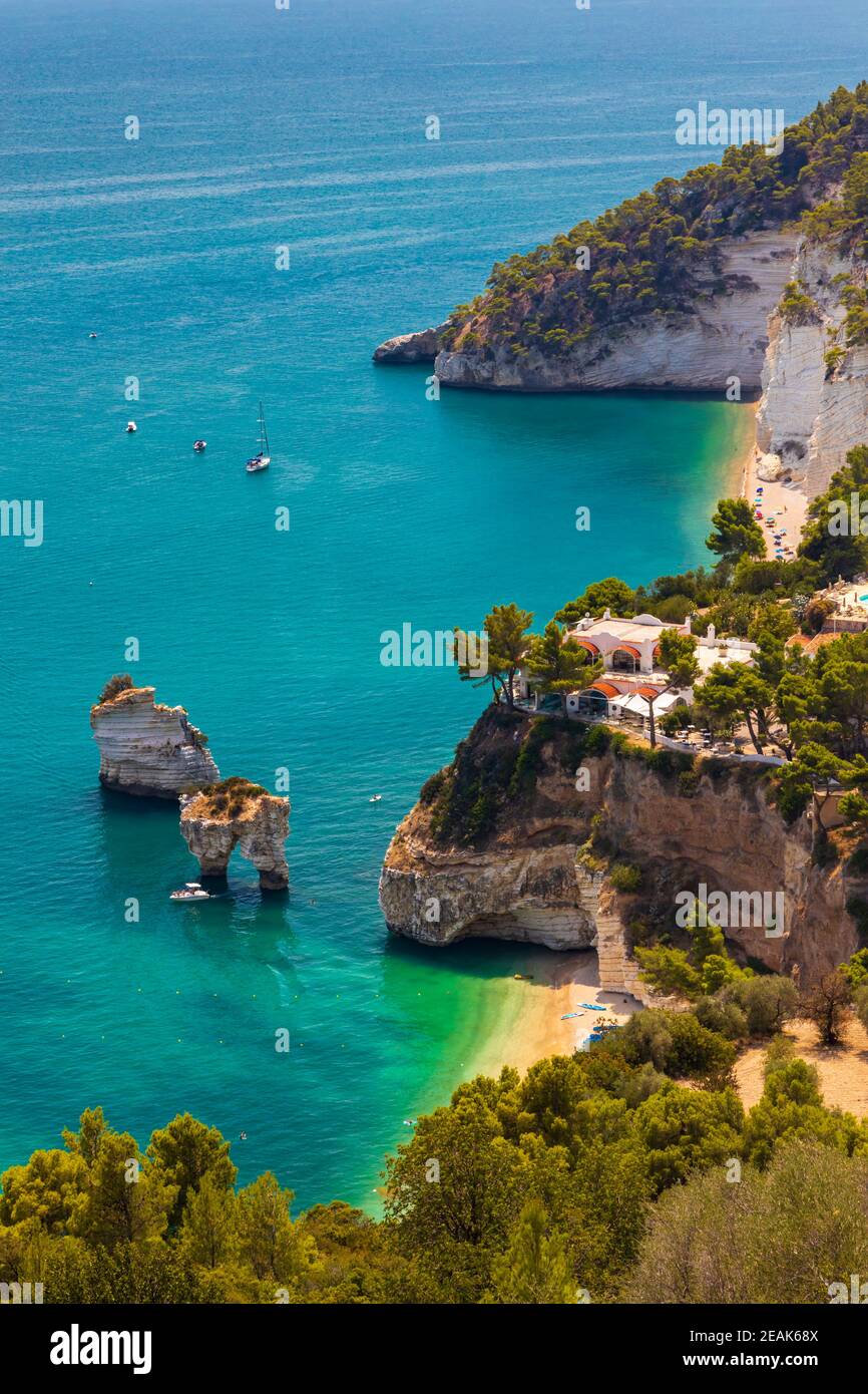 Spiaggia di Zagare vicino ai Faraglioni di Puglia, Parco Nazionale del Gargano, Puglia, Italia Foto Stock