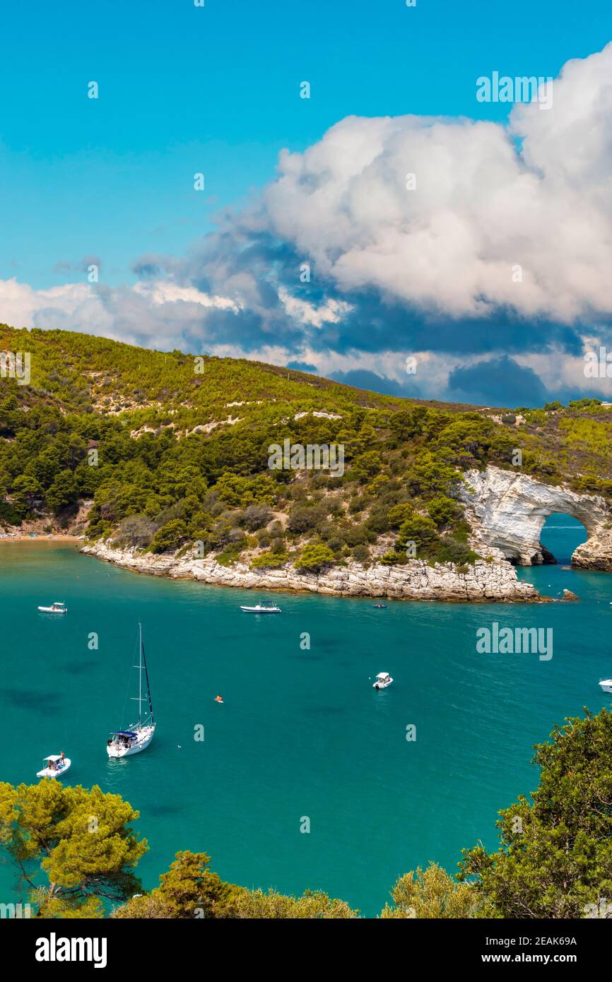 Arco di San Felice vicino Vieste, Parco Nazionale del Gargano, Puglia, Italia Foto Stock