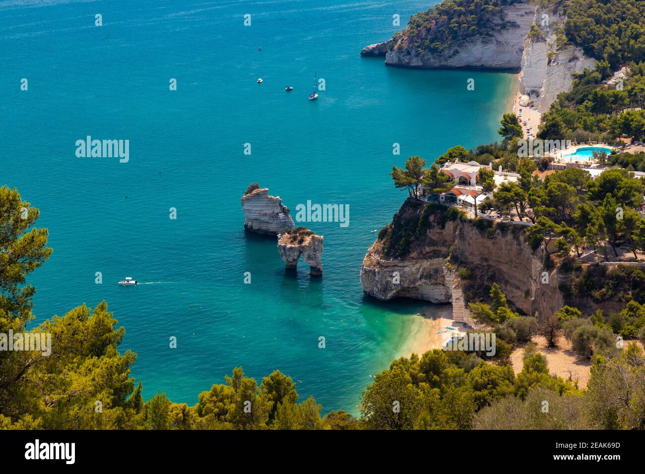 Spiaggia di Zagare vicino ai Faraglioni di Puglia, Parco Nazionale del Gargano, Puglia, Italia Foto Stock