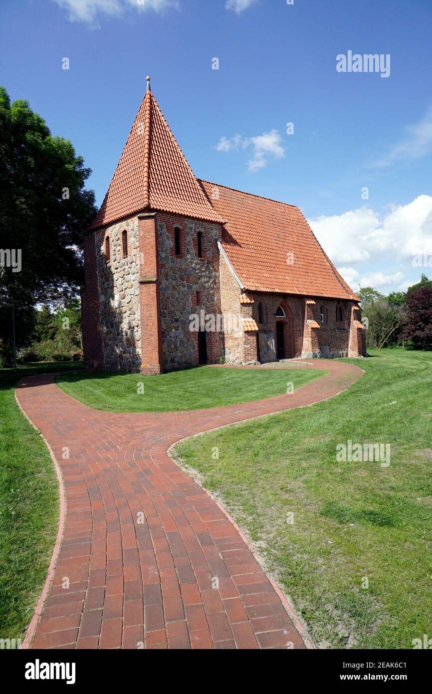 chiesa protestante-luterana Madonna cappella Oetzen, storica cappella di pietra di campo del 14 ° secolo Foto Stock