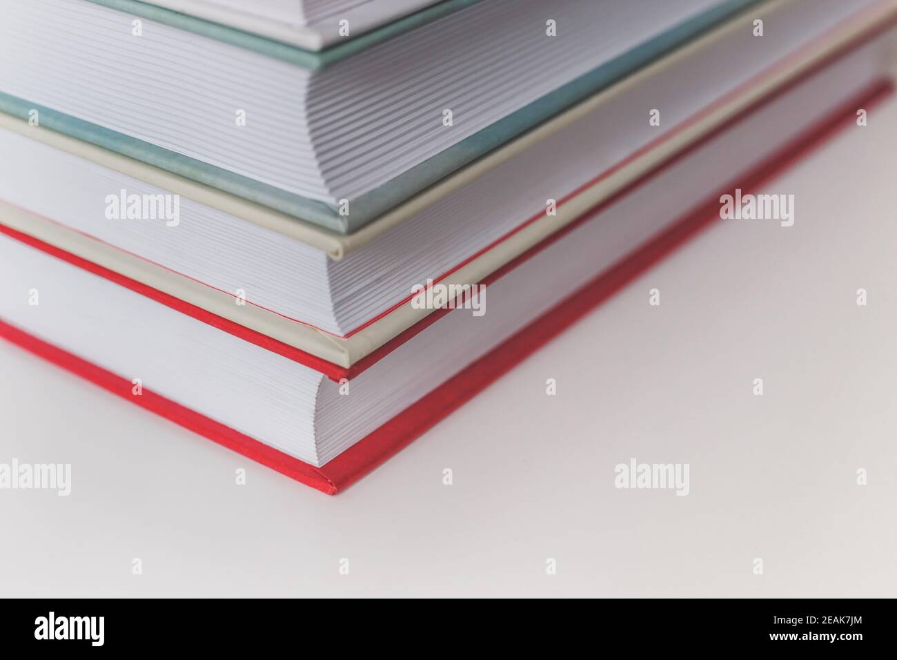 Pila di libri su tavolo bianco. Vista ravvicinata Foto Stock