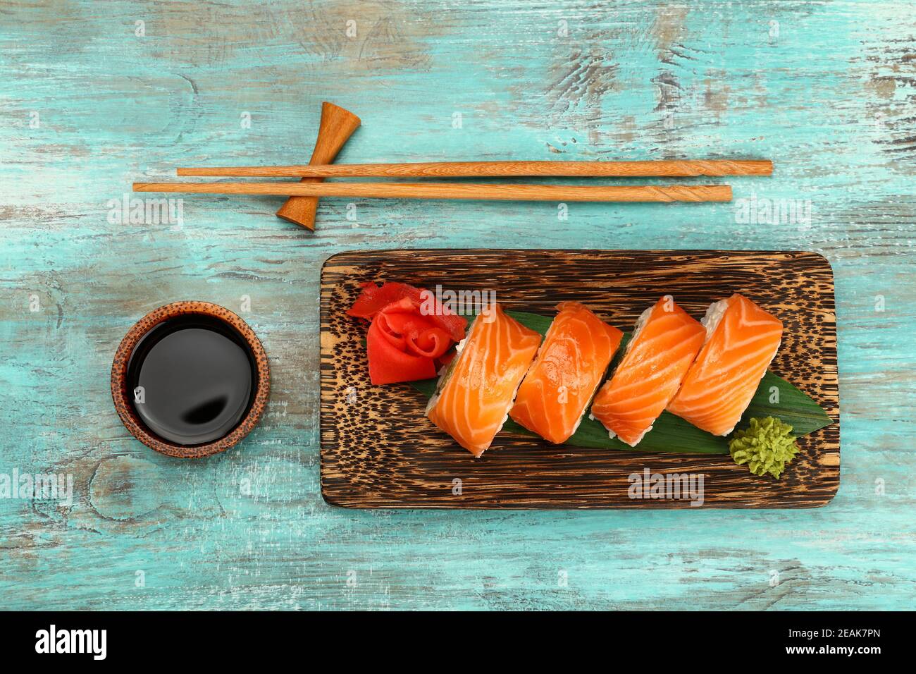 Un set di sushi al salmone sul tavolo Foto Stock
