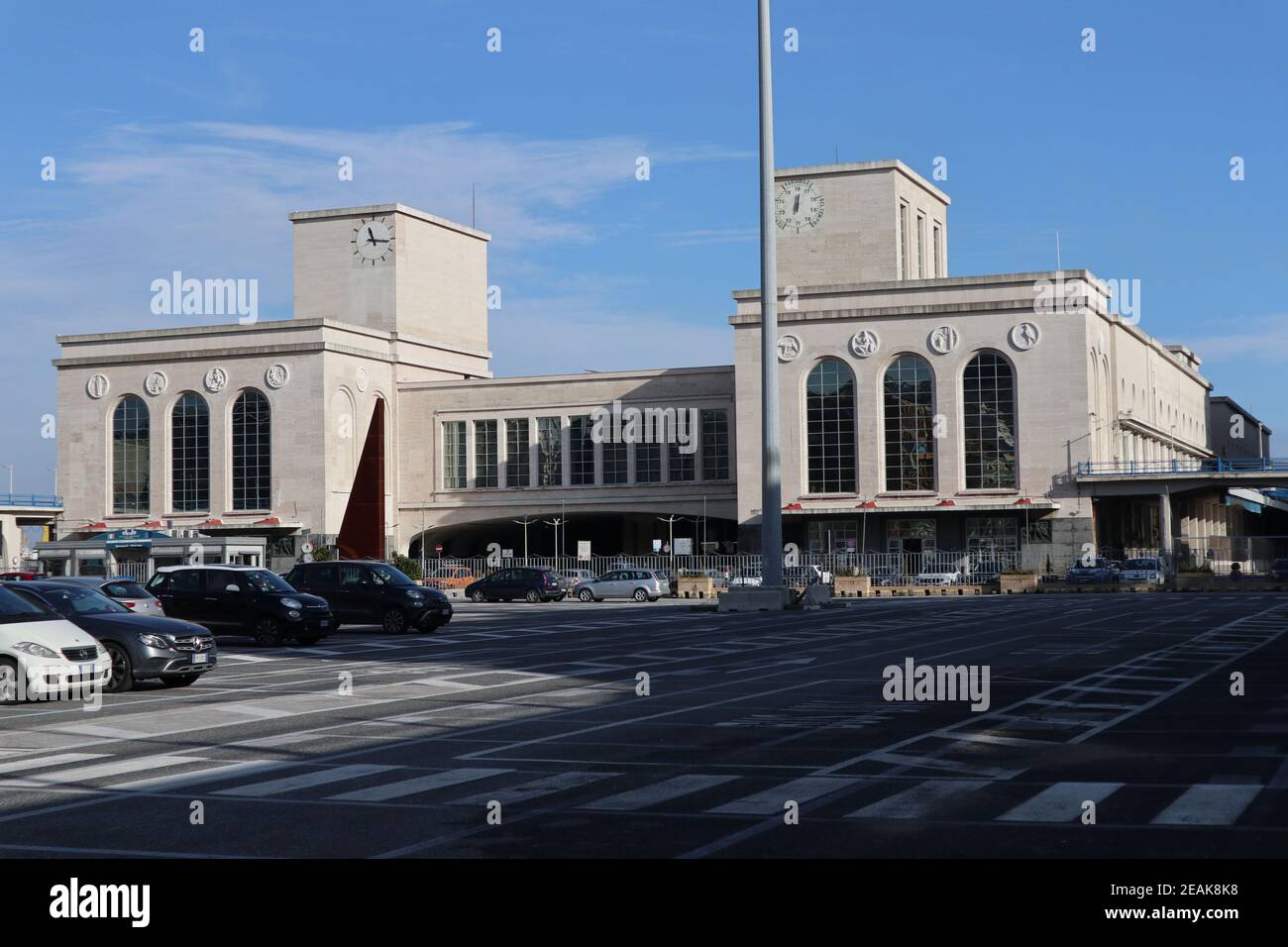 Napoli - Facciata del Terminal Marittimo Foto Stock