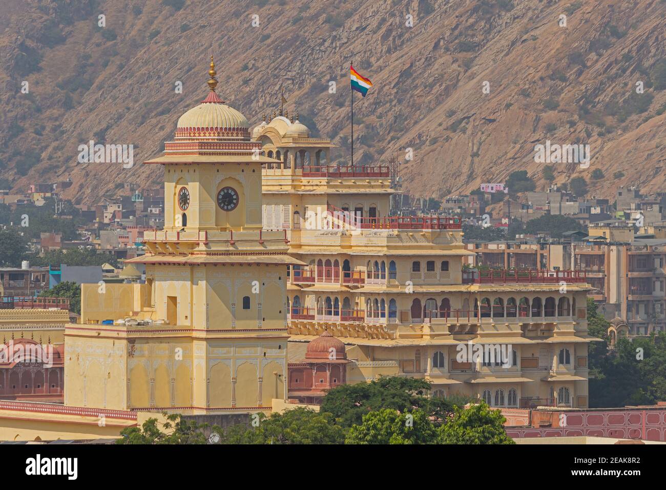 Vista del Palazzo della Città da Hawa Mahal, Jaipur, Rajasthan, India. Foto Stock