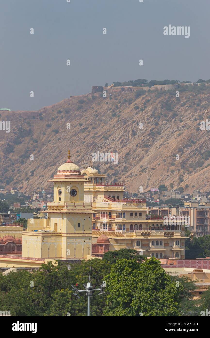 Vista del Palazzo della Città da Hawa Mahal e fortezza di Nahargarh sulla montagna, Jaipur, Rajasthan, India. Foto Stock
