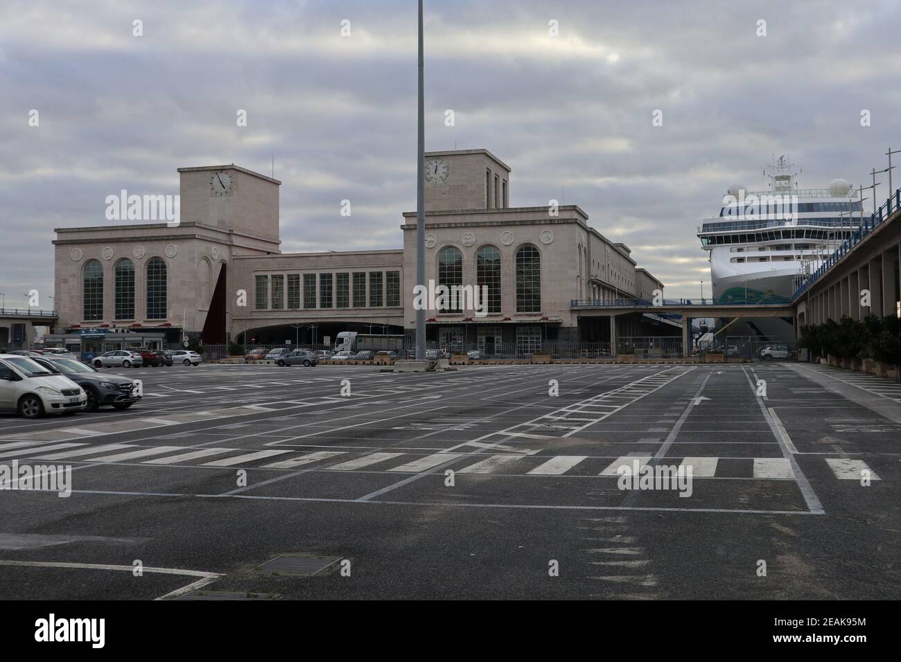 Napoli - Parcheggio al Terminal Marittimo Foto Stock