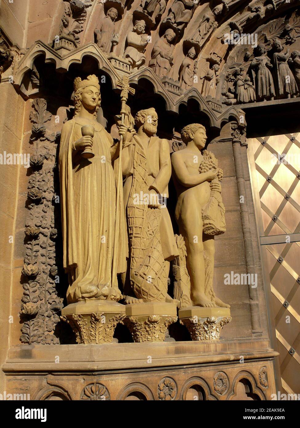 Figure di facciata sulla cattedrale di Treviri Foto Stock