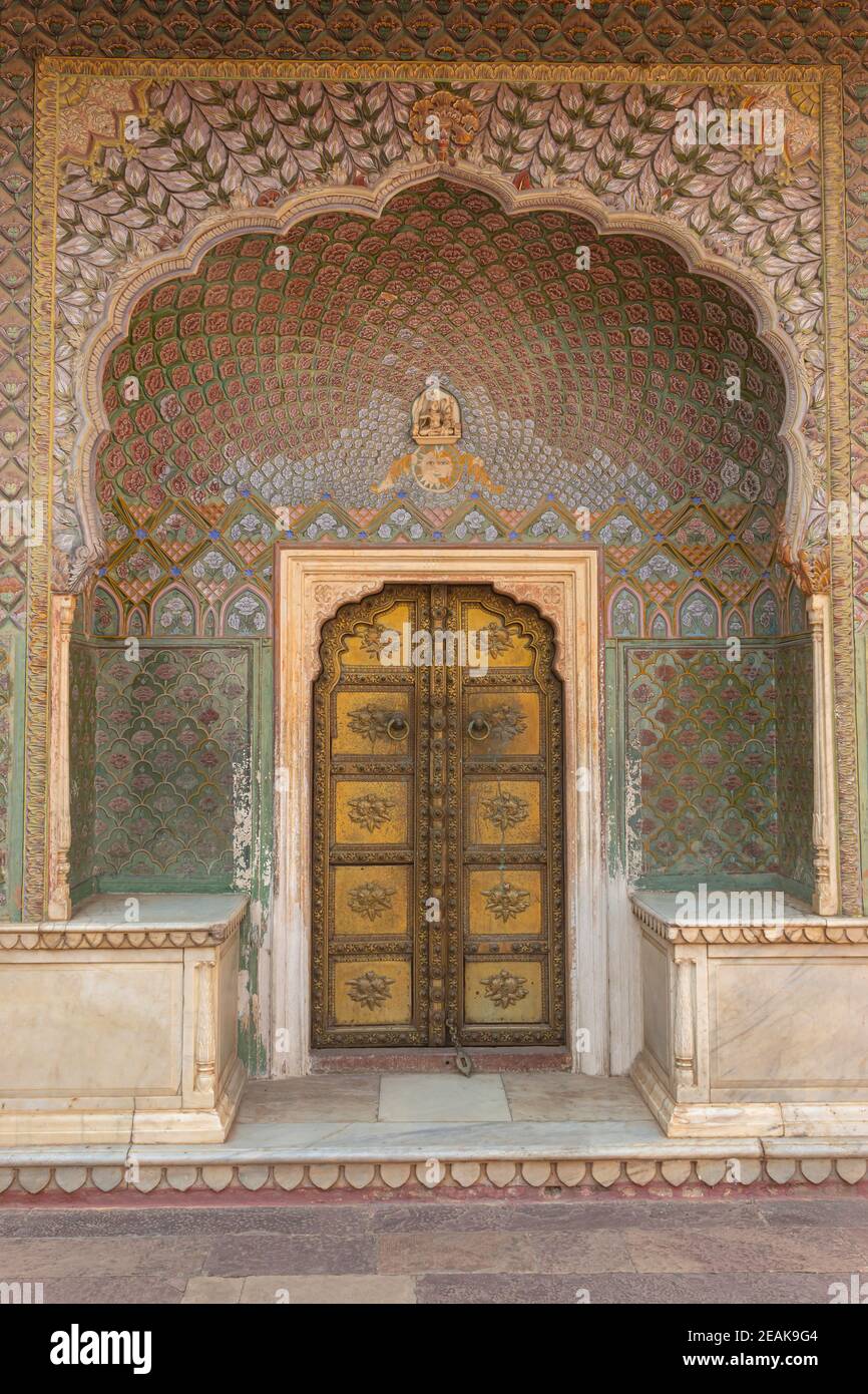 Porta rosa del Palazzo della Città dedicato alla Dea Devi, Jaipur, Rajasthan, India. Foto Stock