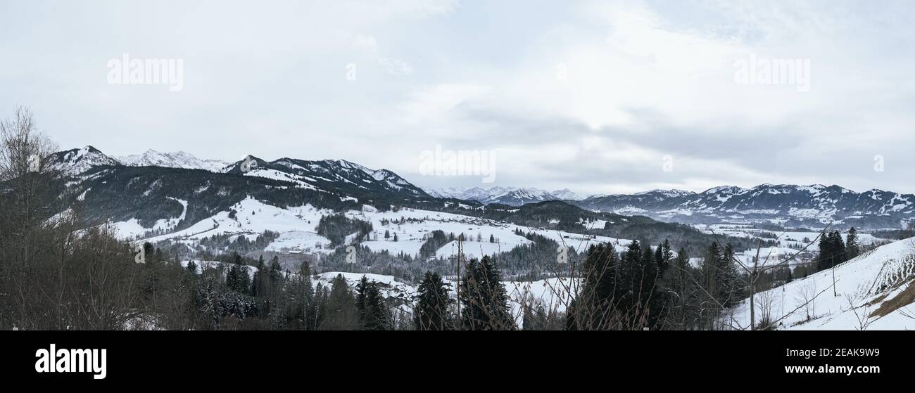 Vista panoramica sulle Alpi in inverno a Sonthofen, Allgäu, Germania Foto Stock