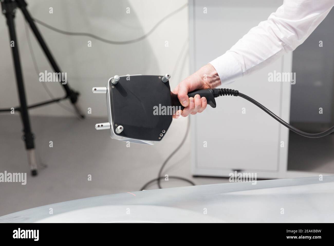 Tecnico di metrologia che esegue controlli di qualità o ispezioni con professionisti portatili Scanner laser 3D Foto Stock