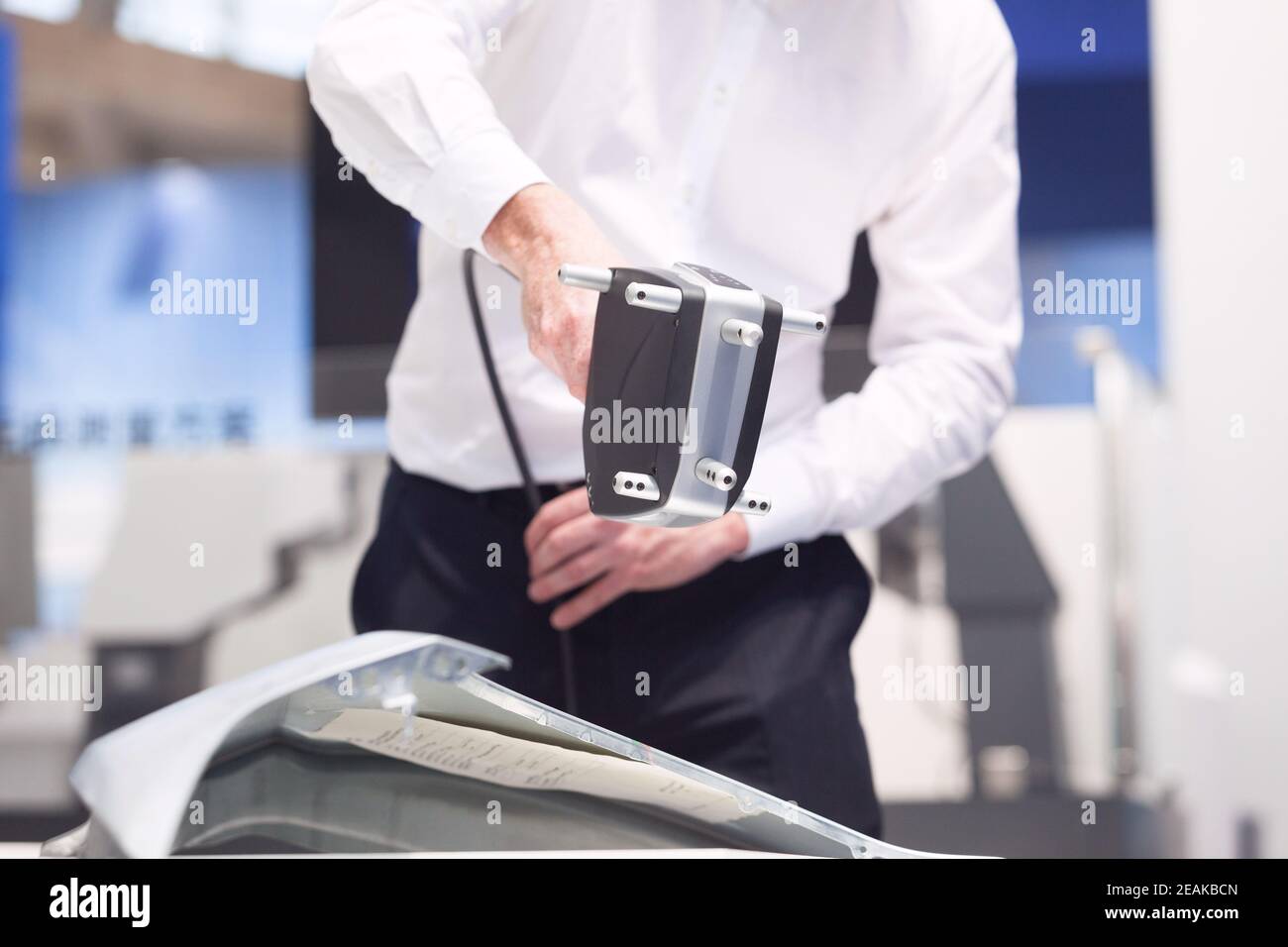 Tecnico di metrologia che esegue controlli di qualità o ispezioni con professionisti portatili Scanner laser 3D Foto Stock