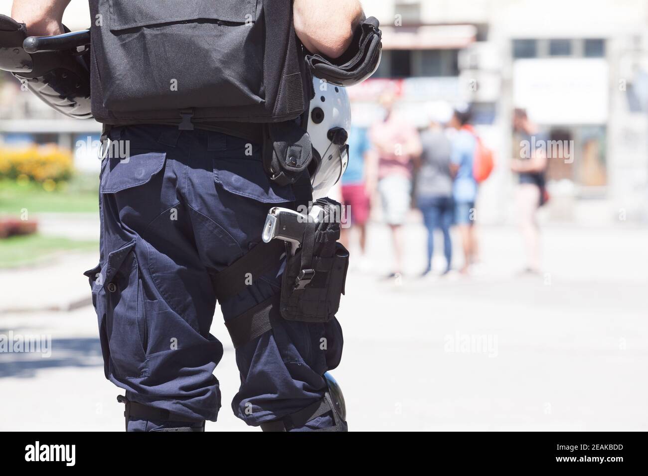 Ufficiale di polizia in servizio, offuscato le persone in background Foto Stock Ufficiale di polizia in servizio, offuscato le persone in background Foto Stock