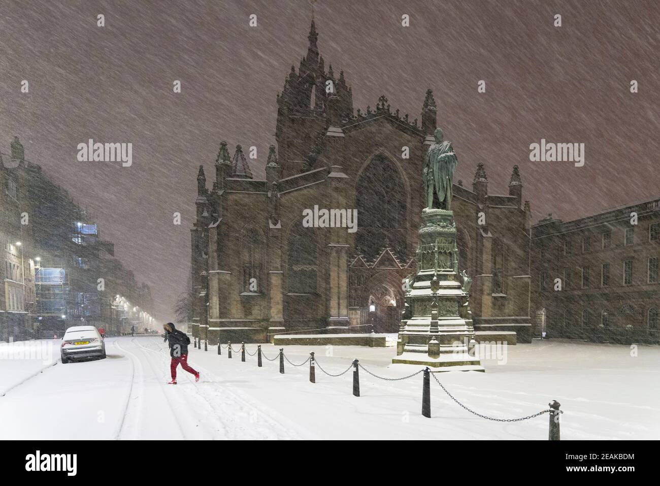 Edimburgo, Scozia, Regno Unito. 10 Feb 2021. Il grande congelamento continua nel Regno Unito con la notte pesante e la mattina neve in città. PIC; Piazza del Parlamento e la Cattedrale di San Giles nelle prime ore del mattino fiabe di neve. Iain Masterton/Alamy Notizie dal vivo Foto Stock