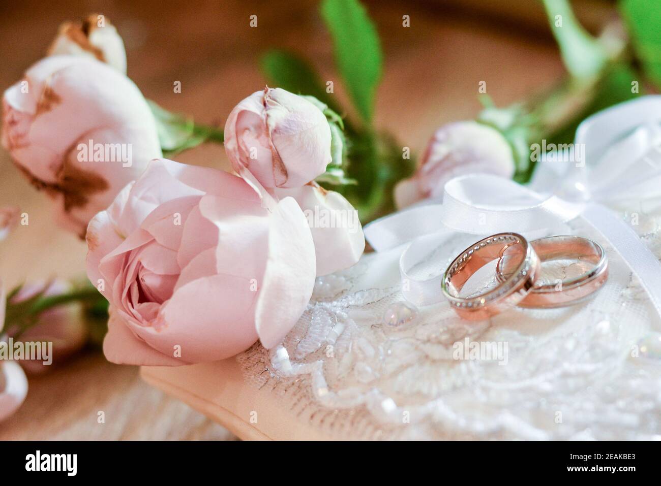 gli anelli di nozze giacciono su un bel bouquet come accessori da sposa. concetto di amore e matrimonio. Foto Stock