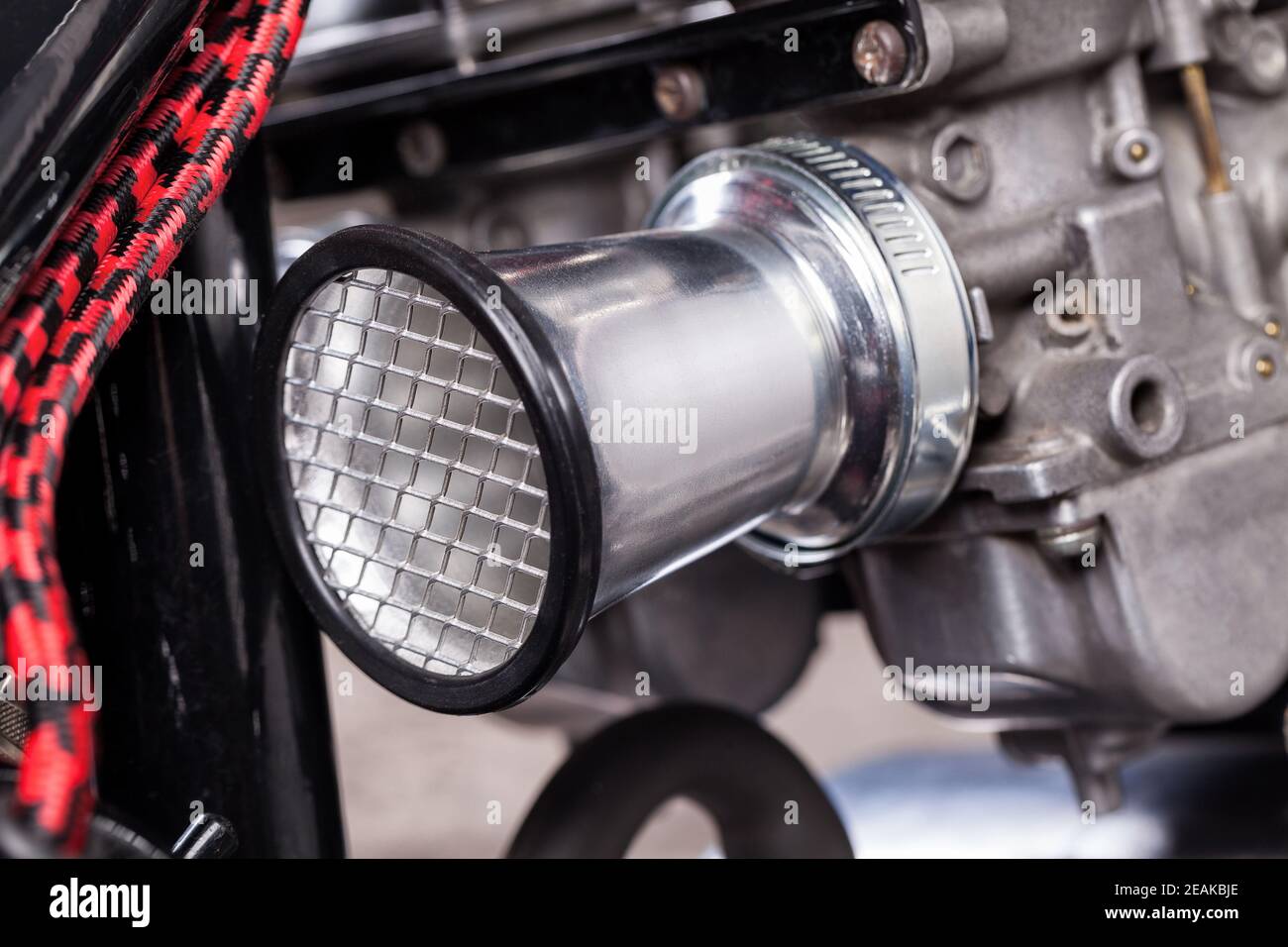 Moto bobber personalizzato in garage. Foto Stock