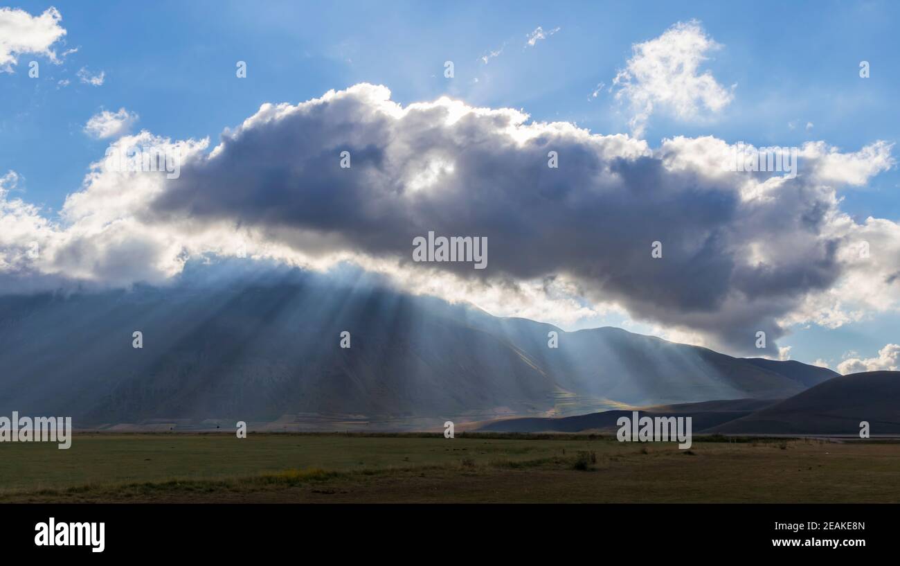 Suggestivo paesaggio montano nei pressi del borgo di Castelluccio nel Parco Nazionale del Monte Sibillini, Umbria, Italia Foto Stock