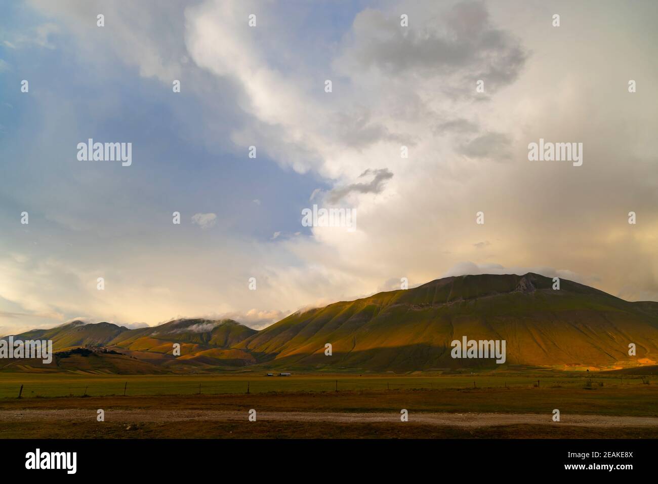 Suggestivo paesaggio montano nei pressi del borgo di Castelluccio nel Parco Nazionale del Monte Sibillini, Umbria, Italia Foto Stock