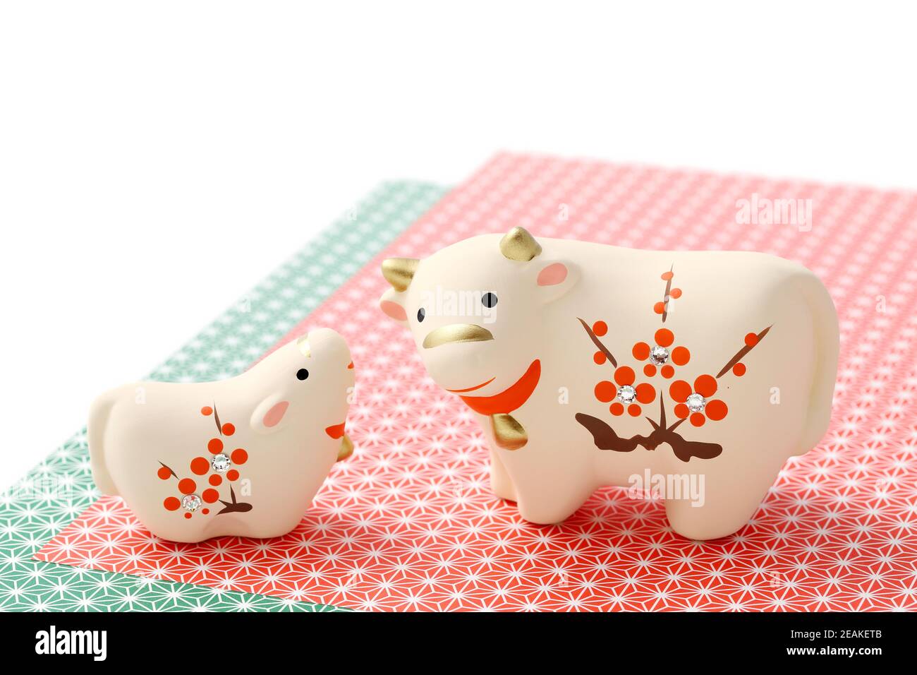 Bambole di Usi Cow. Tessera giapponese per il nuovo anno. Giapponese nuovo anno mucca oggetto Foto Stock