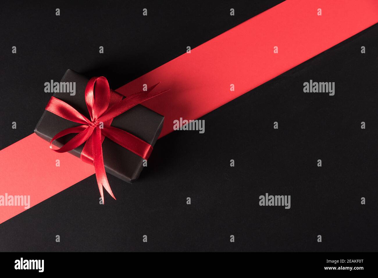 Confezione regalo in carta nera e nastro di prua nero Foto Stock