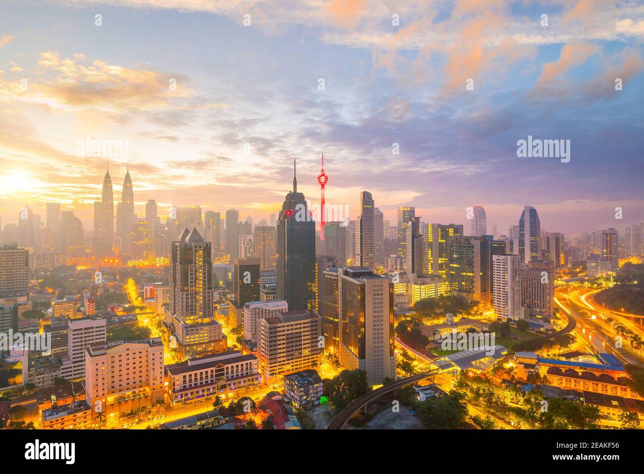Skyline del centro di Kuala Lumpur al crepuscolo Foto Stock