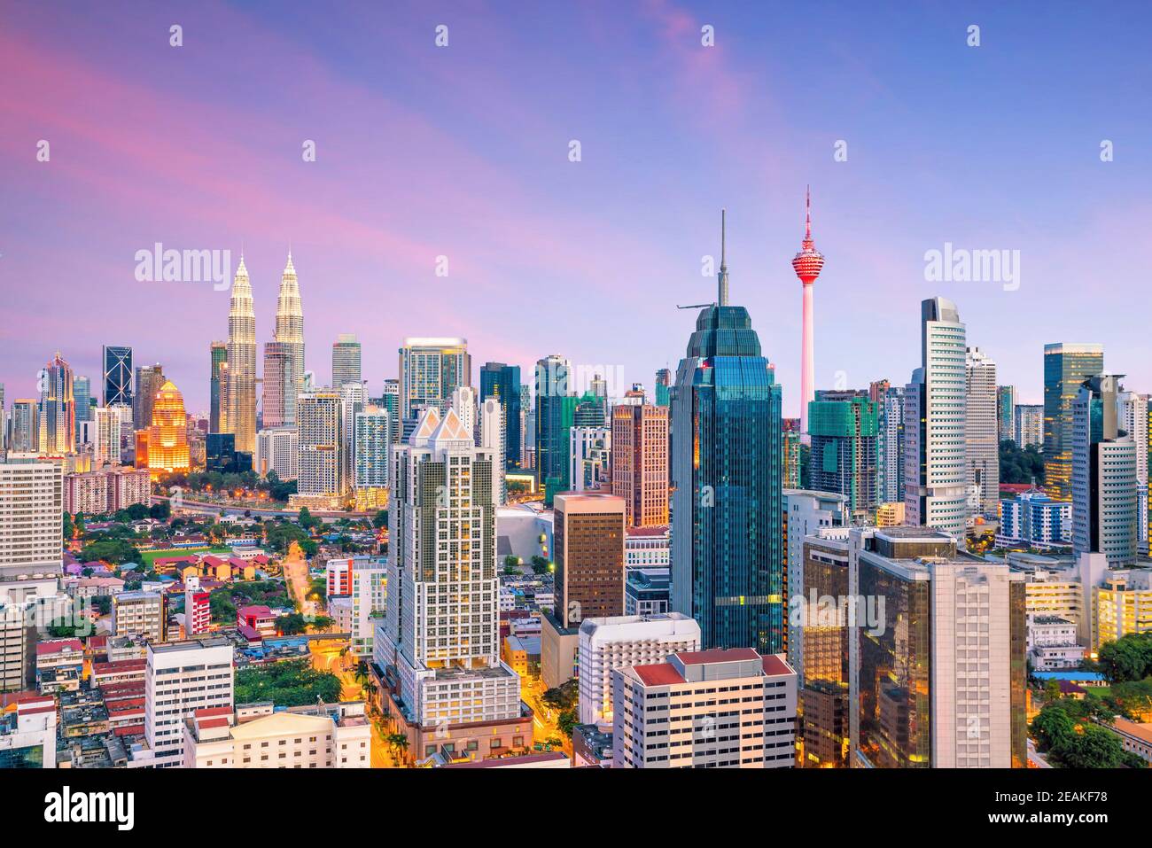 Skyline del centro di Kuala Lumpur al crepuscolo Foto Stock