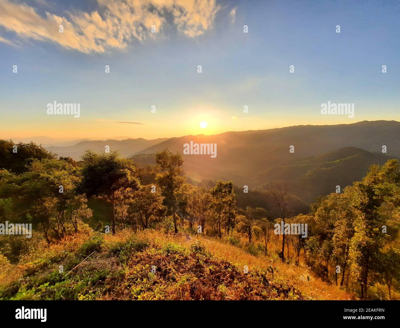 Tramonto sulle montagne a Chiang rai, Thailandia. Foto Stock