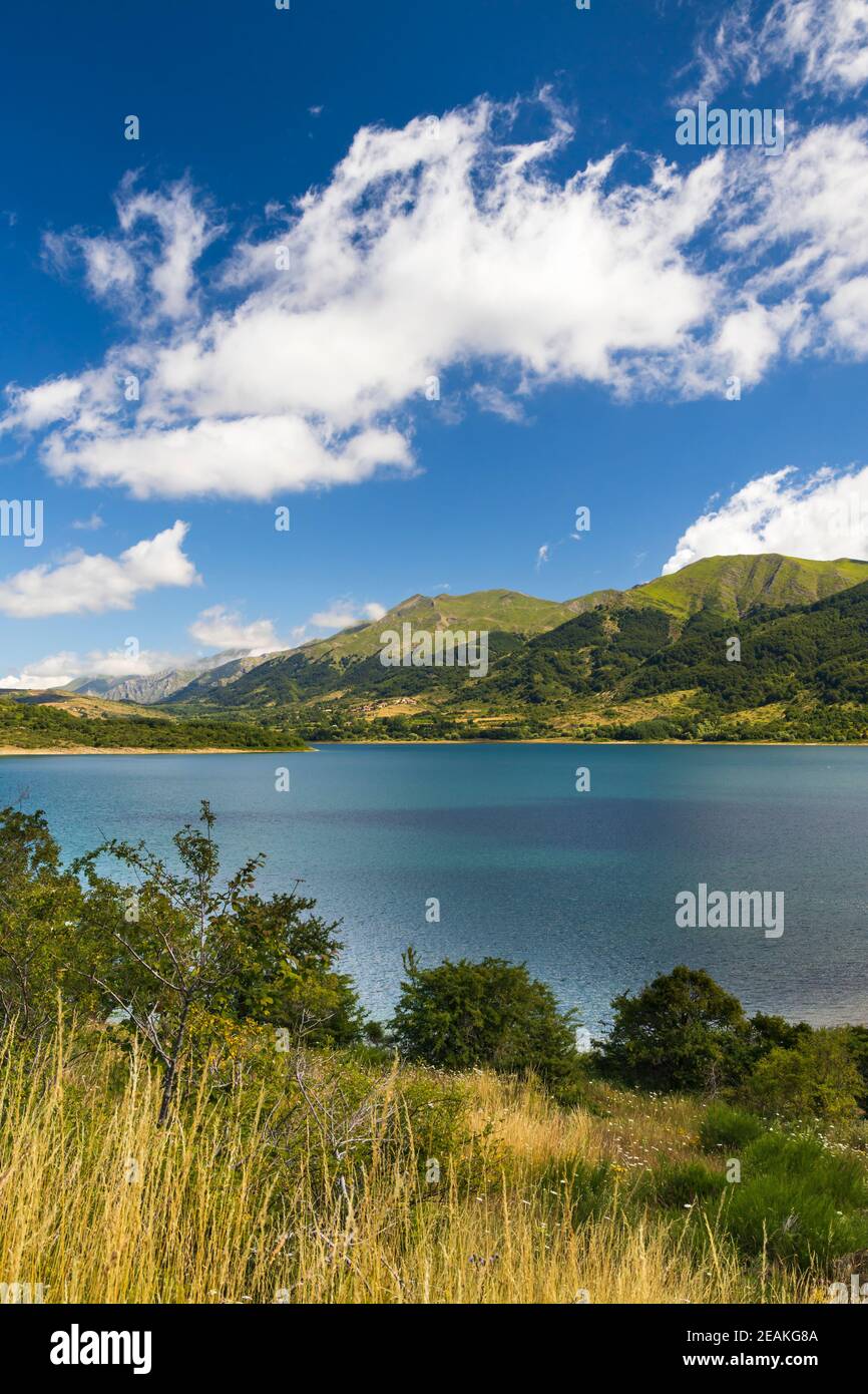Lago di Campotosto nel Parco Nazionale del Gran Sasso e Monti della Laga, regione Abruzzo, Italia Foto Stock
