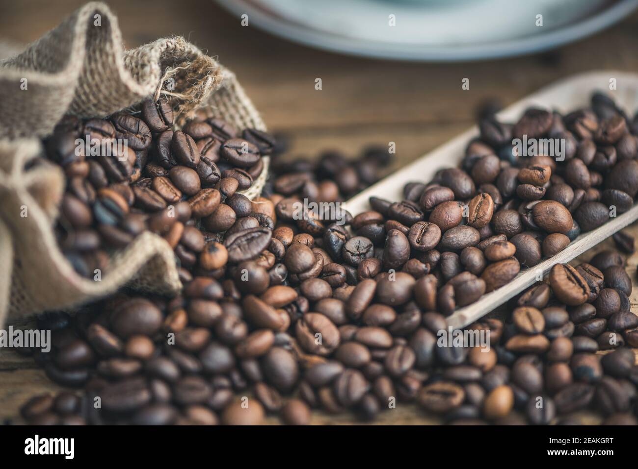 Chicche di caffè fuoriuscite dal sacco Foto Stock