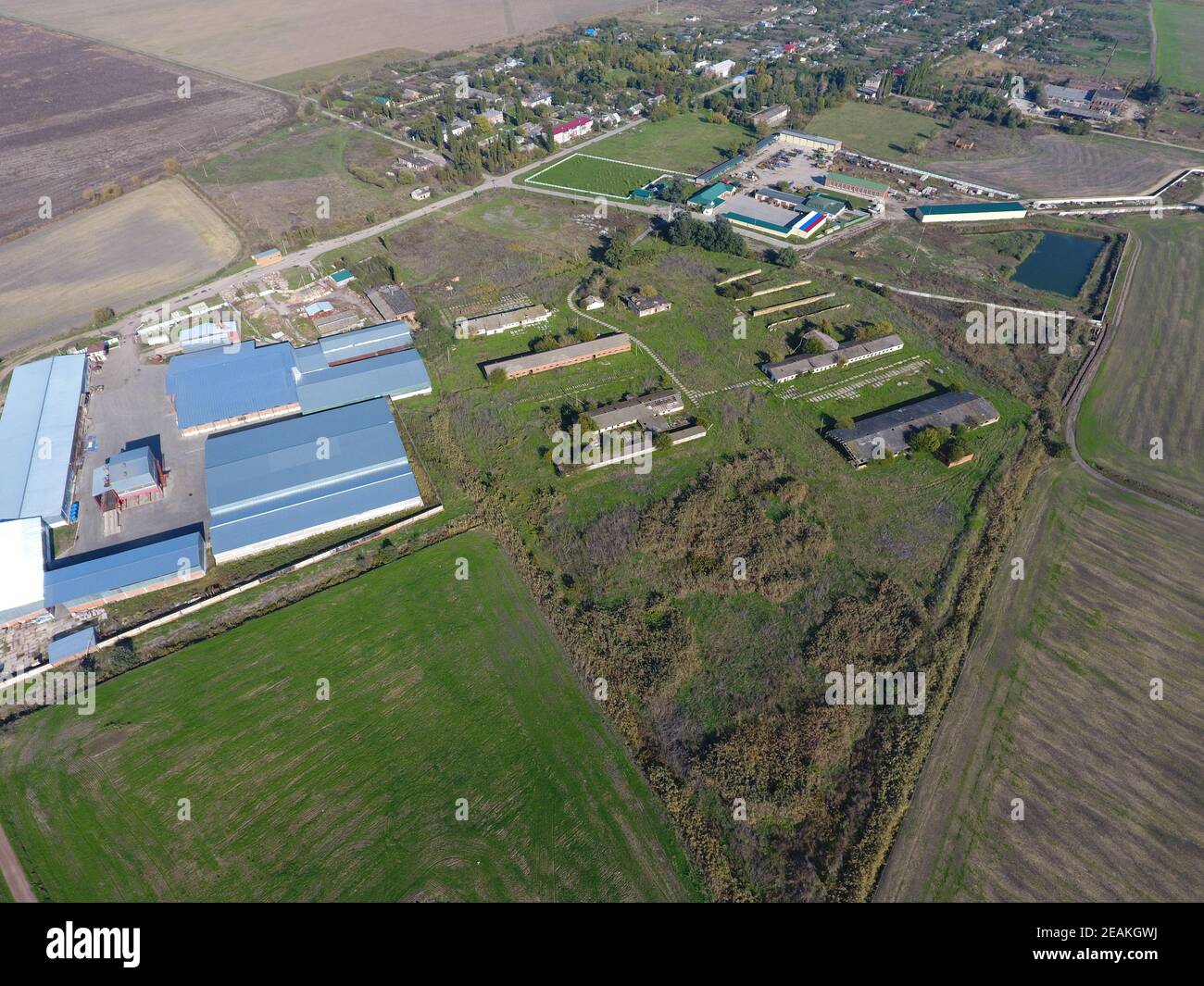 Vista dall'alto del villaggio. Si possono vedere i tetti delle case e dei giardini. Vista dall'alto del villaggio con case e hangar per lo stoccaggio di grano. Foto Stock