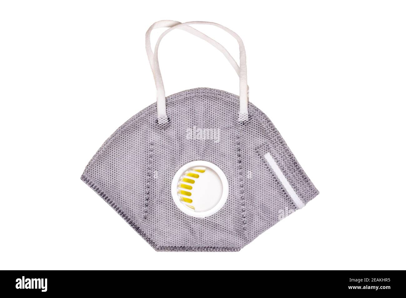 Misure protettive contro il coronavirus. Primo piano di una maschera facciale N95 o di una semimaschera filtrante di particelle della classe di protezione FFP3 isolata su sfondo bianco. Prevenzione delle pandemie. Fotografia macro. Foto Stock