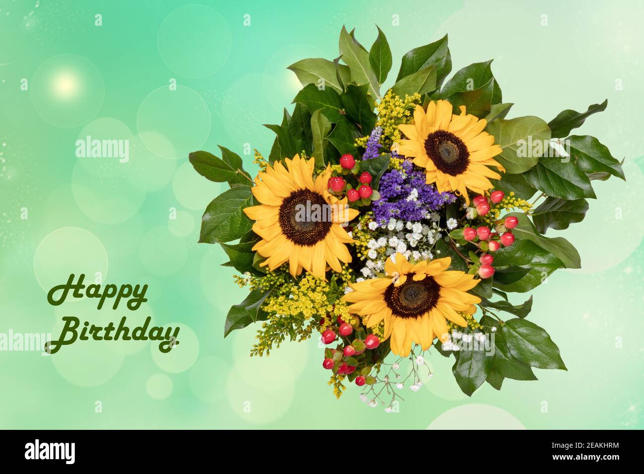 Felice disegno della scheda di compleanno con un bouquet fiorito splendido di girasoli su uno sfondo chiaro astratto delicato pastello verde sfocato. Foto Stock