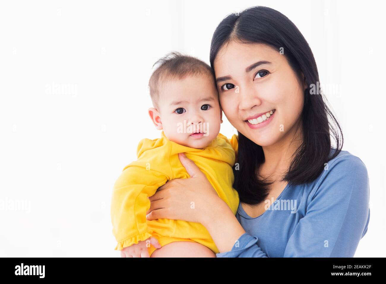 madre che tiene il suo bambino neonato tra le braccia Foto Stock