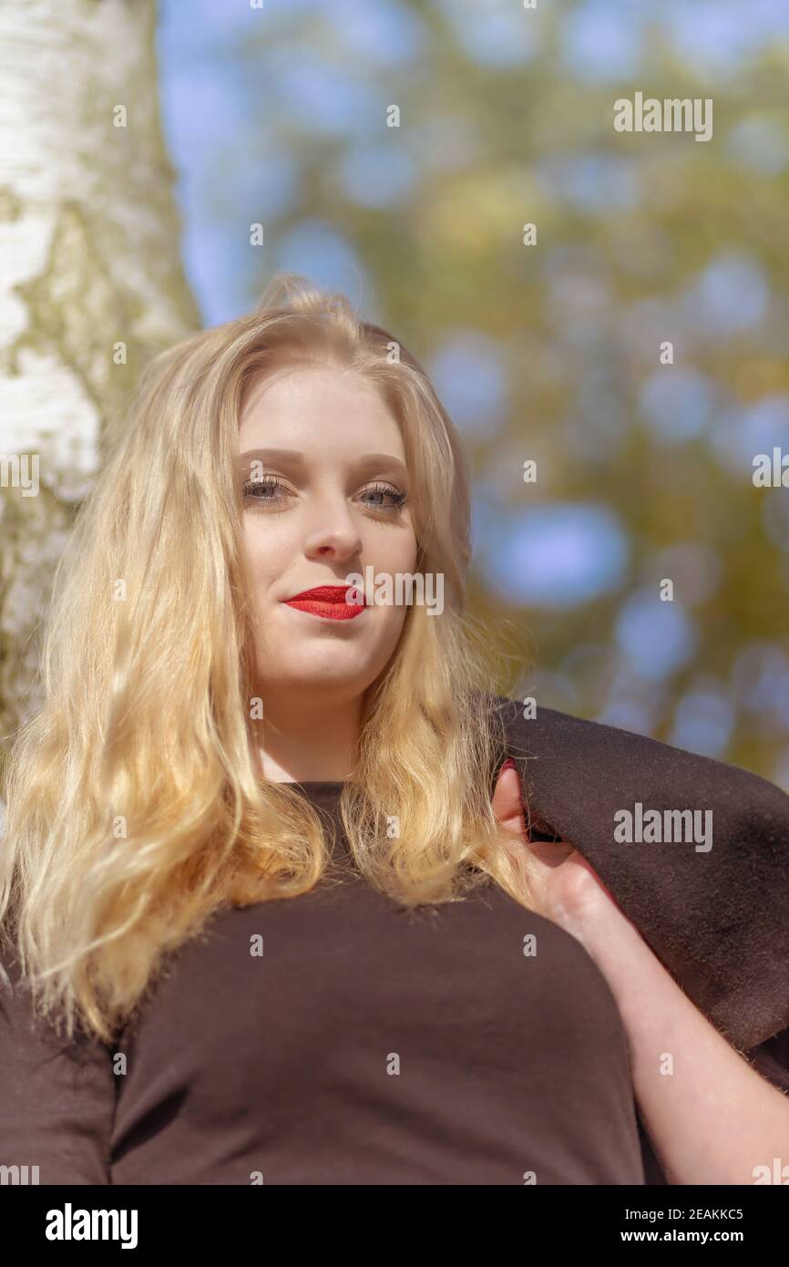 Ritratto di bella ragazza in autunno parco. Verticalmente. Foto Stock