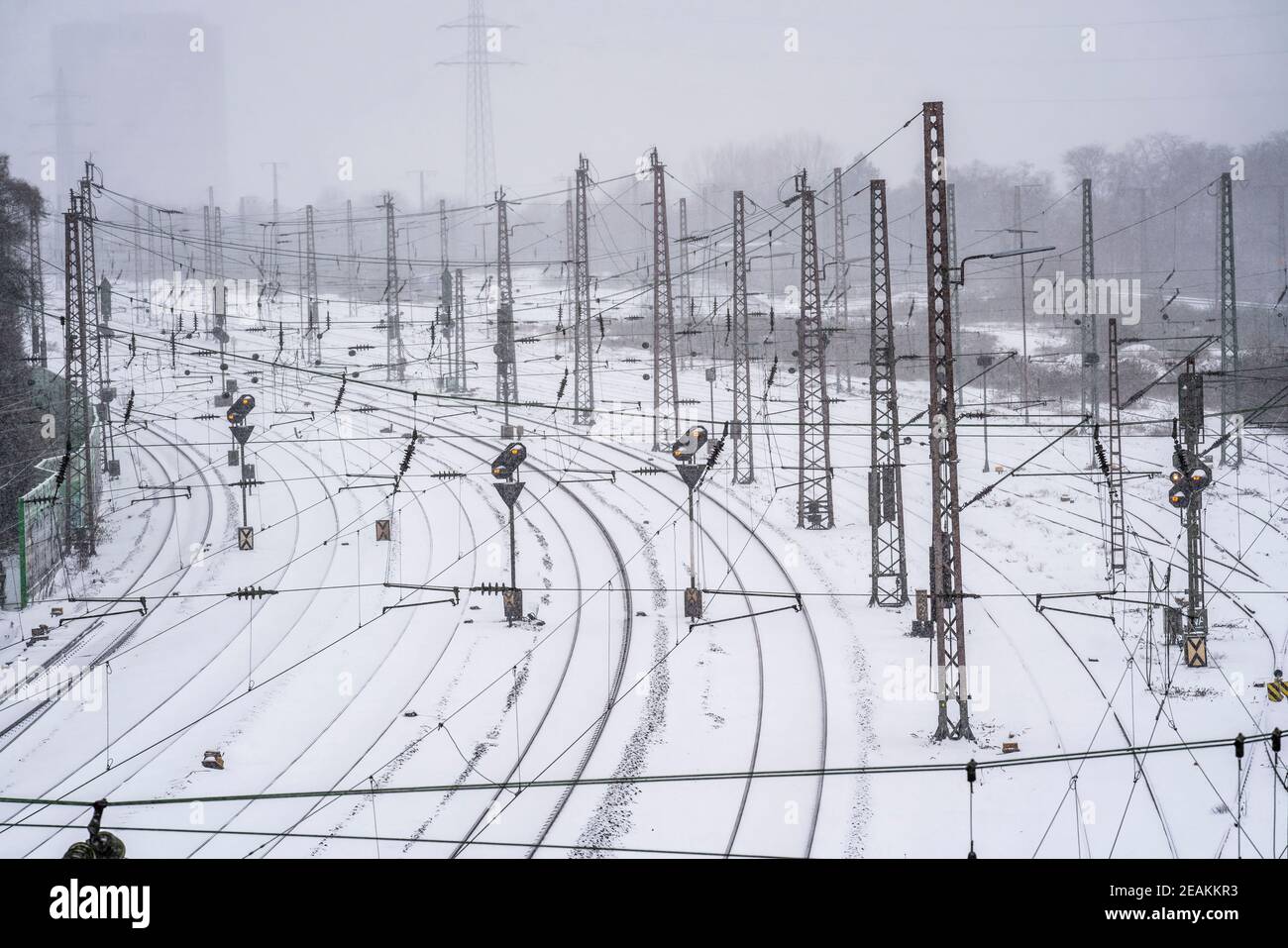 Inizio invernale con un sacco di neve fresca e temperature al di sotto di -5 gradi durante il giorno, linea ferroviaria tra Essen e Bochum, tranne alcuni regiona Foto Stock