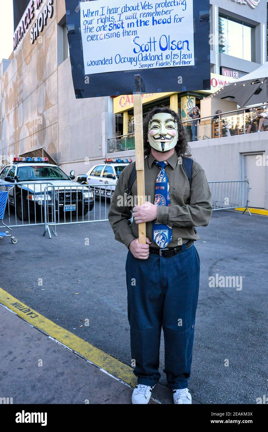 Un dimostratore che tiene un segno di protesta sulla Strip di Las Vegas per i movimenti Occupy Las Vegas e Occupy Wall Street. Foto Stock
