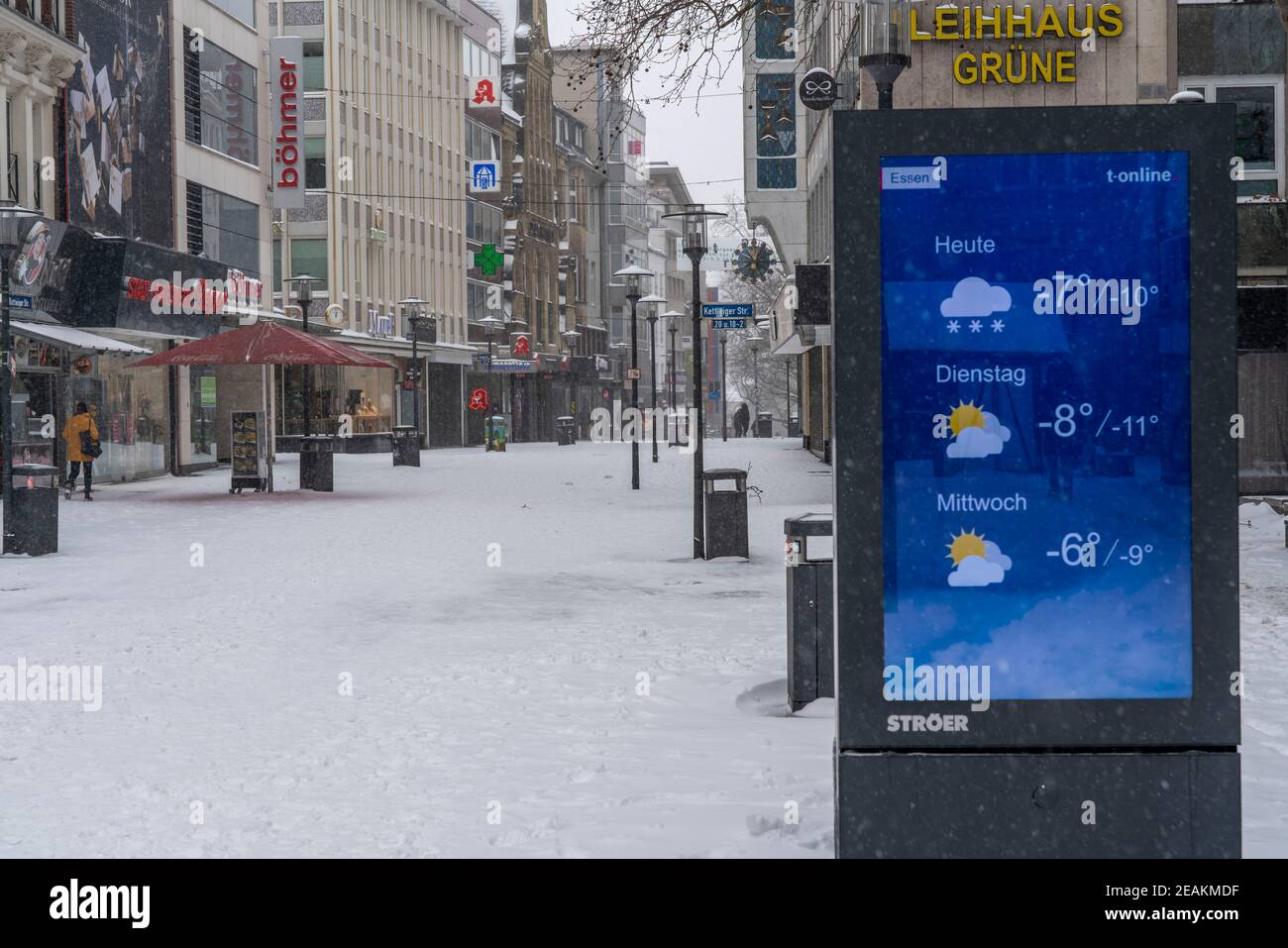 Cartellone digitale, previsioni meteo, centro città di Essen, inizio dell'inverno, un sacco di neve fresca e temperature diurne inferiori a meno 5 gradi, pede vuoto Foto Stock