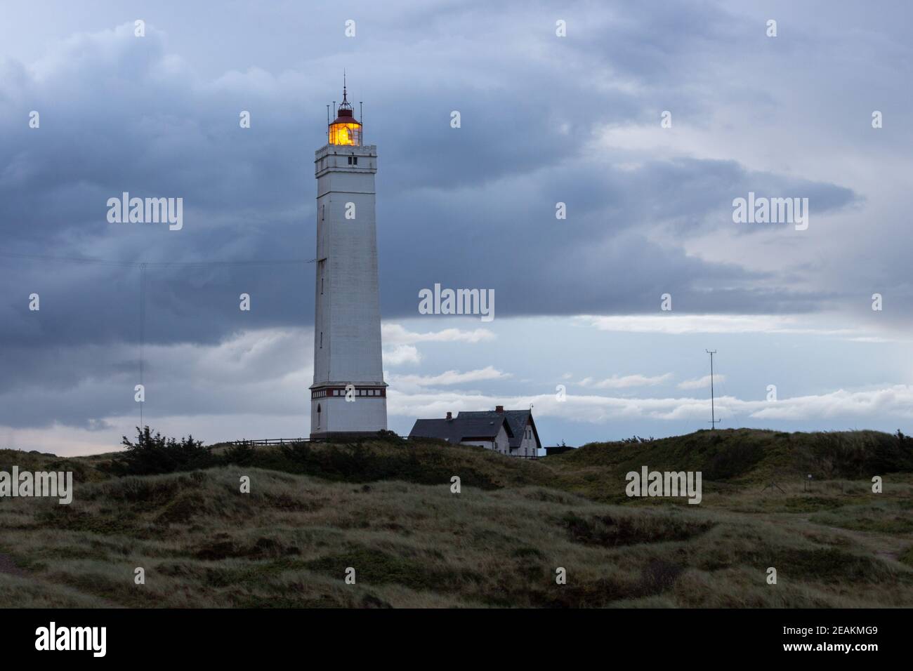 Drammatico cielo di preaurora al faro di Blavand in Danimarca Foto Stock