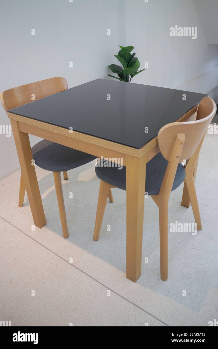 Tavolo e sedile in uno spazio di lavoro congiunto Foto Stock