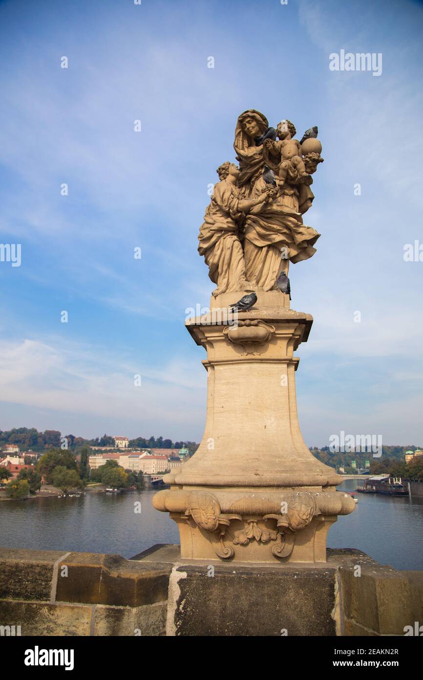 PRAGA, REPUBBLICA CECA - 08 ottobre 2013: Statua di Sant'Anna sul ponte Carlo a Praga, Repubblica Ceca Foto Stock