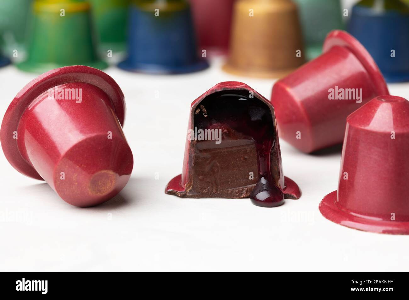 Caramelle al cioccolato a forma di capsula di caffè con ripieno di vino rosso. Foto Stock