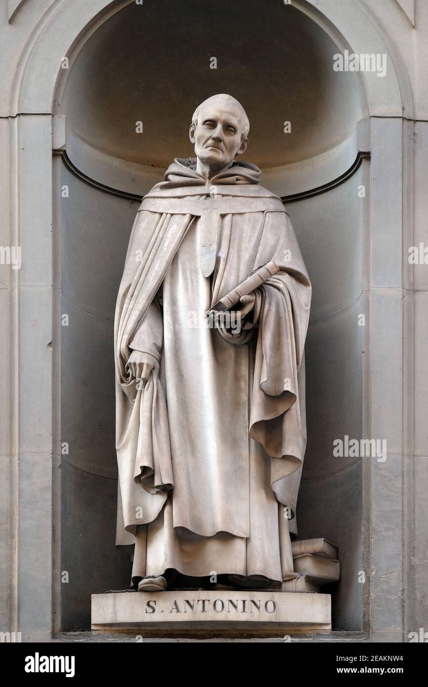 San Antonino, statua nelle nicchie del Colonnato degli Uffizi di Firenze Foto Stock