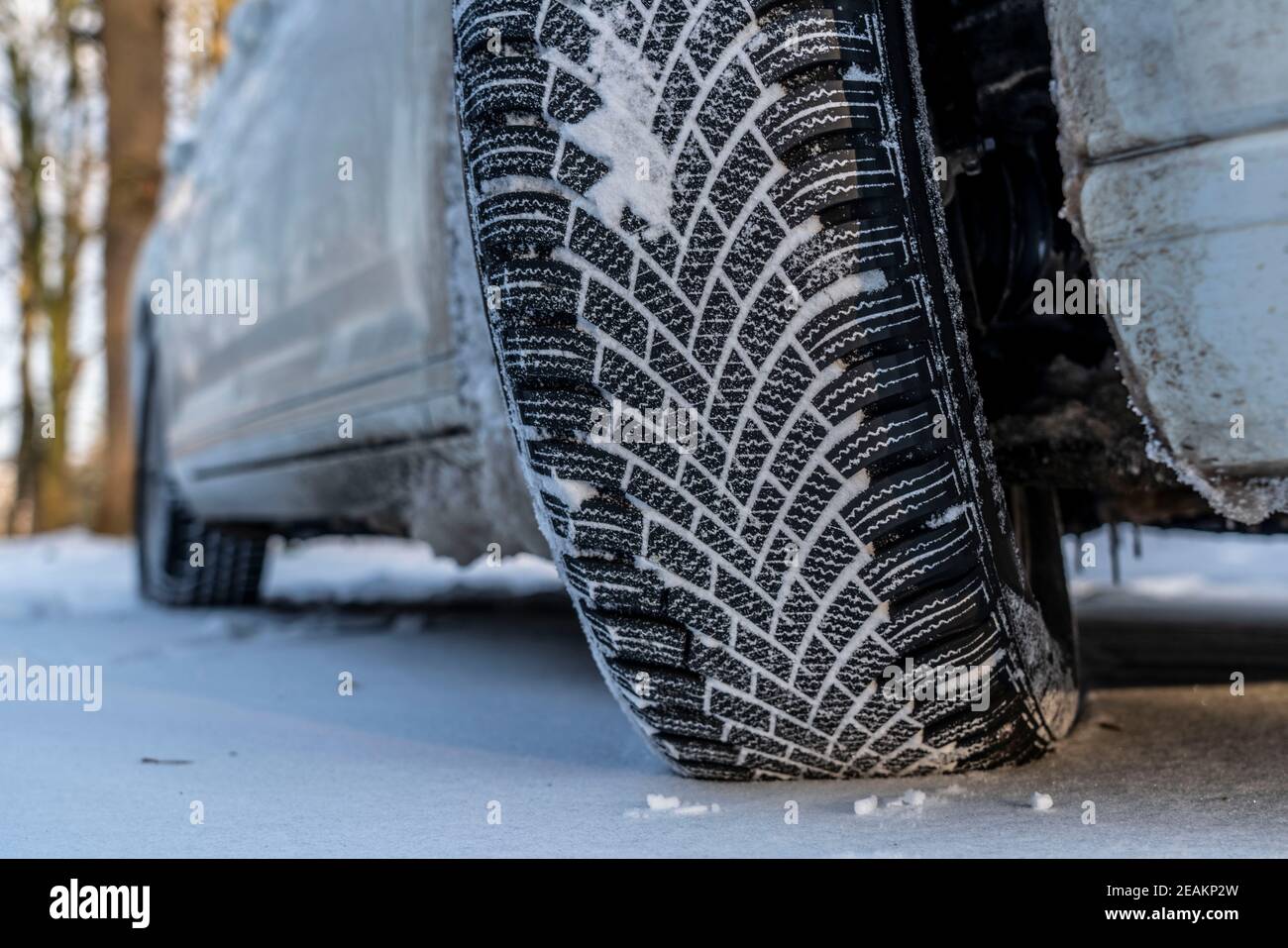 Pneumatici invernali, guida su una strada con copertura da neve, aderenza sulla neve dovuta alla speciale carreggiata e mescola in gomma, pneumatico invernale, Foto Stock