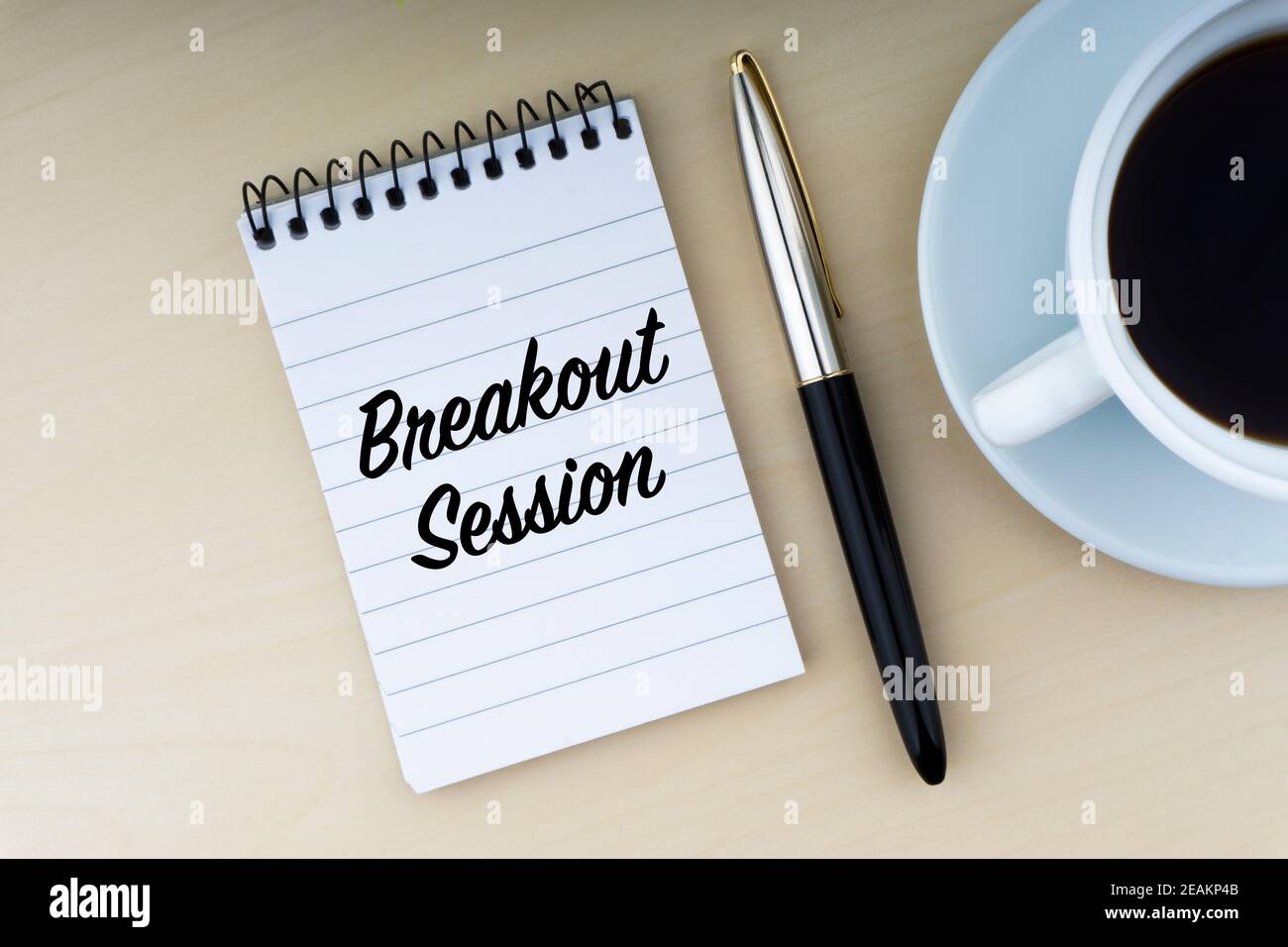 Testo DELLA SESSIONE DI BREAKOUT con penna stilografica e tazza di caffè su sfondo di legno Foto Stock