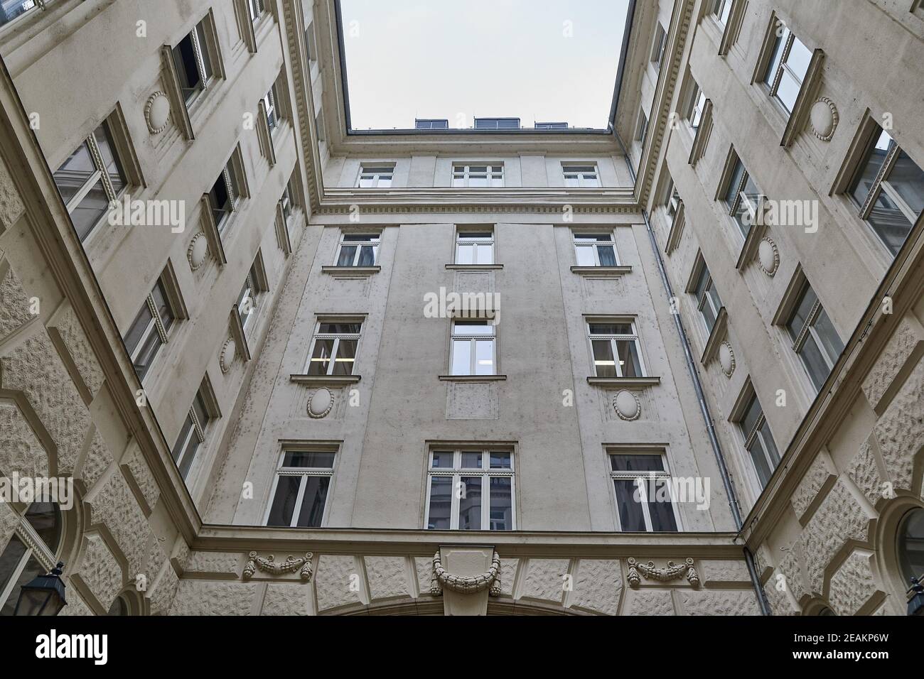 Edificio urbano dal basso Foto Stock