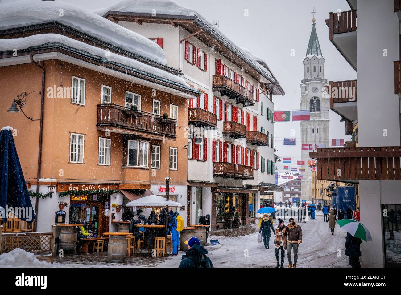 Cortina d'Ampezzo, Italia. 10 febbraio 2021, Italia, Cortina d'Ampezzo: Sci alpino, Coppa del mondo: I pedoni sono in movimento nel centro di Cortina. Dopo una forte nevicata, la giornata di gara è stata completamente annullata. La stazione sciistica è la sede delle Olimpiadi invernali 2026 che si terranno a Milano e Cortina d'Ampezzo. Foto: Michael Kappeler/dpa Credit: dpa Picture Alliance/Alamy Live News Foto Stock