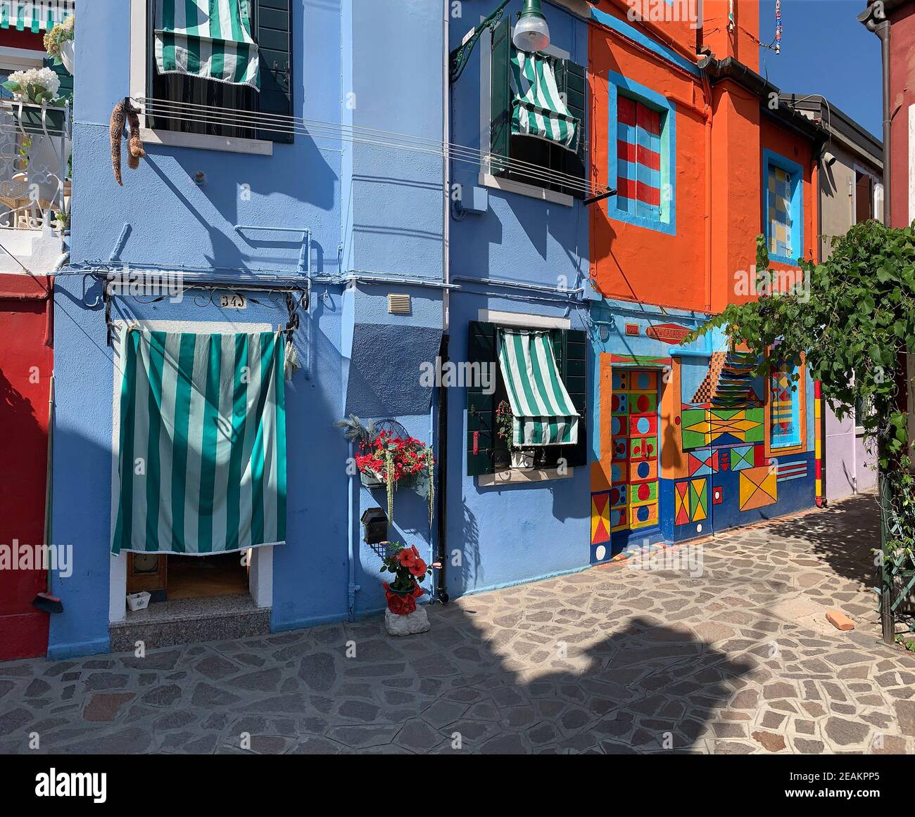 Case dai colori vivaci a Burano, isola della laguna veneta, Venezia, Italia Foto Stock