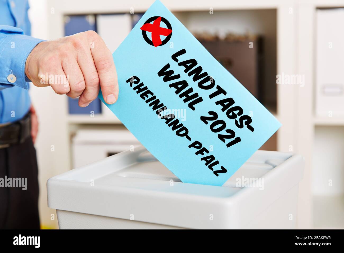 Mano al voto per il Landtagswahl 2021 (tedesco per: Elezioni statali 2021) nel Rheinland-Pfalz (tedesco per: Renania-Palatinato) Foto Stock