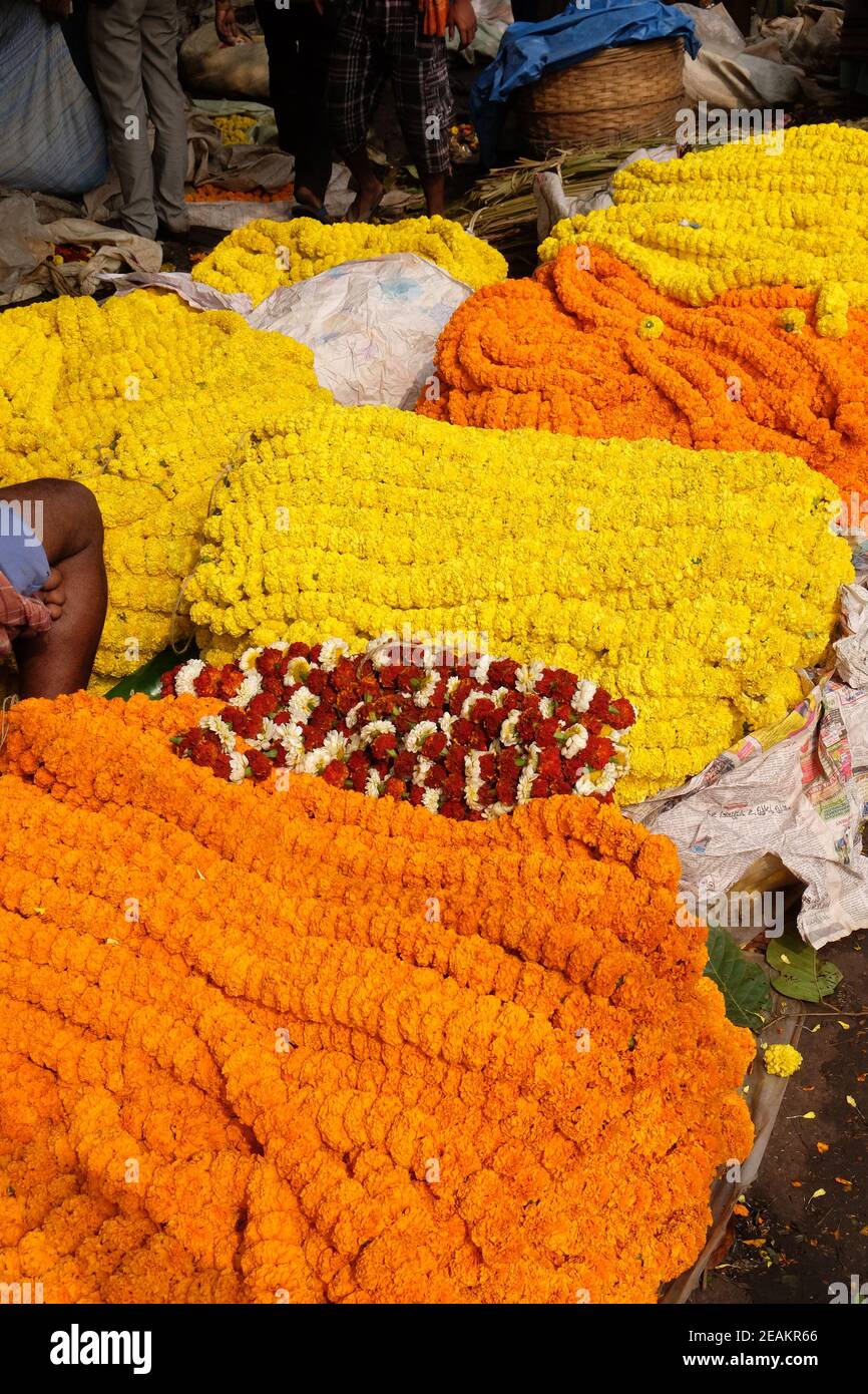 Fiori e ghirlande in vendita al mercato dei fiori in L'ombra del Ponte di Haora a Kolkata Foto Stock